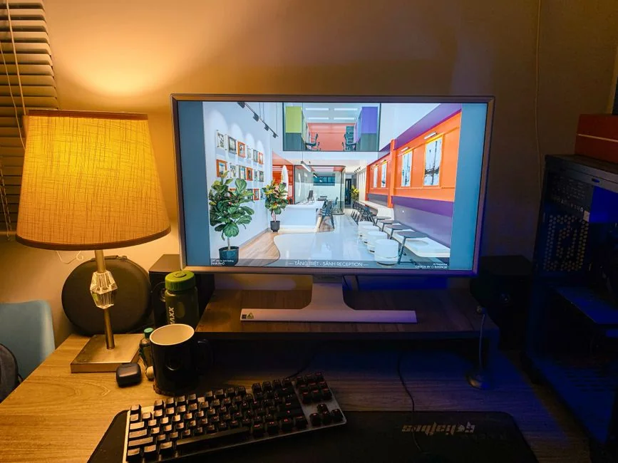 Une tablette affichant un site financier, accompagnée d’un clavier blanc et d’une souris. Parfait pour des images d’illustration à thème technologique.